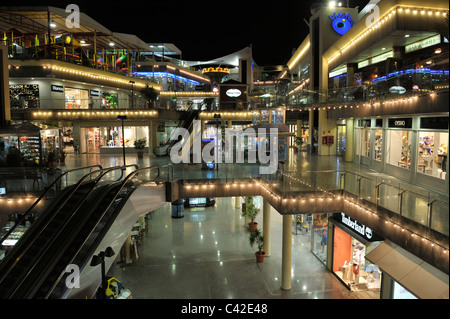 Biosfera shopping mall di notte "Città Vecchia" Puerto del Carmen, Lanzarote, "Isole Canarie" Foto Stock