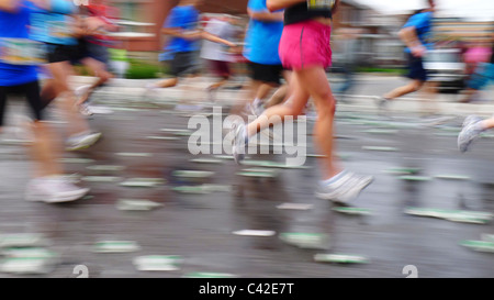 Guide di sfocatura in una maratona gara di corsa, durante la gara di Ottawa Weekend. Foto Stock