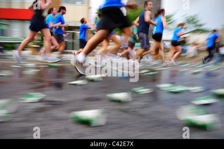 Guide di sfocatura in una maratona gara di corsa, durante la gara di Ottawa weekend. Foto Stock