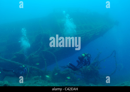 I subacquei su uno dei "Nuovi relitti' off Puerto del Carmen, Lanzarote Foto Stock