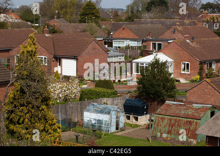 Giardini suburbana che mostra le serre, capannoni e pianta conservatorio. North Walsham, Norfolk. Foto Stock