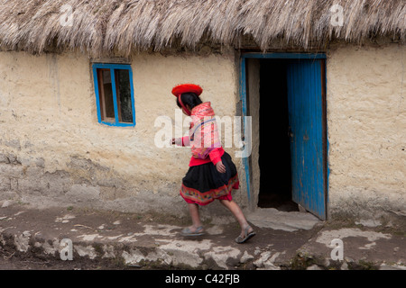 Il Perù, Patakancha, Patacancha, villaggio nei pressi di Ollantaytambo. Ragazza indiana in abito tradizionale in esecuzione. Foto Stock