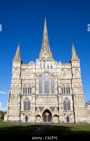 Fronte ovest della cattedrale di Salisbury WILTSHIRE REGNO UNITO Foto Stock