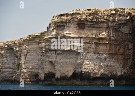 Formazione rocciosa naturale cercando come una roccia "volto" come si vede dalla barca da Azure Window, Dwerja, Gozo, Malta. Foto Stock