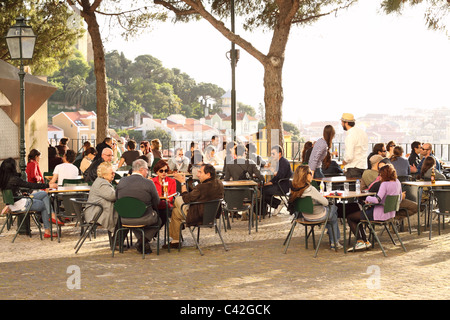 Lisbona portogallo il Miradouro da Graca visualizzazione terrazza bar alla sera Foto Stock