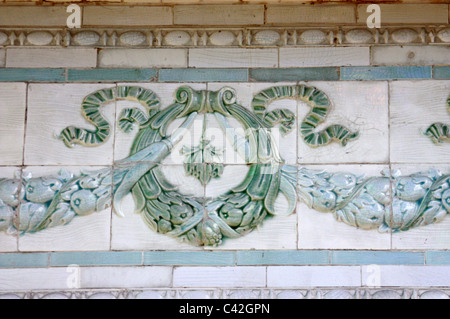 Piastrelle vecchie nel Cavendish Arcade a Buxton Foto Stock