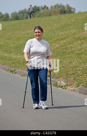 Una donna di mezza età facendo Nordic Walking Foto Stock