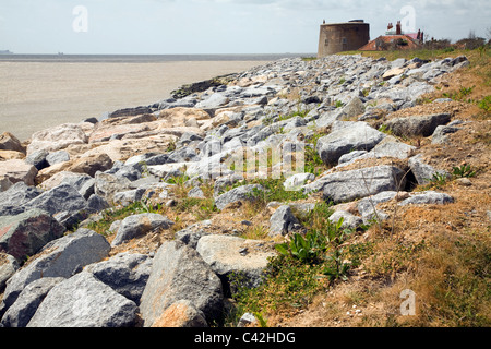 Armatura di roccia le difese costiere di proteggere il martello tower East Lane, Bawdsey, Suffolk, Inghilterra Foto Stock