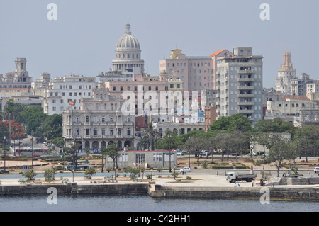 L'Avana vecchia città, vista su tutta la baia, immagine presa dal porto pareti. L'Avana, Cuba. Foto Stock