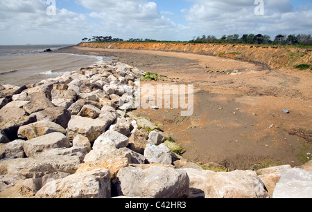 Rock corazza barriere per controllo di erosione costiera, Bawdsey, Suffolk, Inghilterra Foto Stock