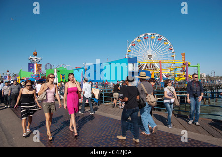 Sul molo di Santa Monica, California Foto Stock