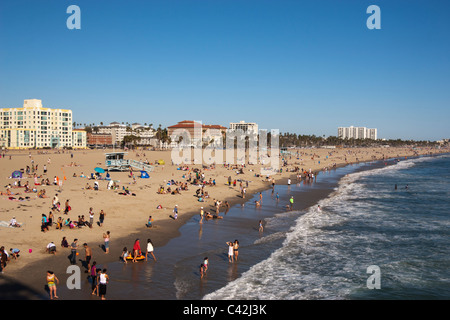 Santa Monica, California affollata Santa Monica Beach visto dal molo di Santa Monica, California, Stati Uniti d'America. Foto Stock