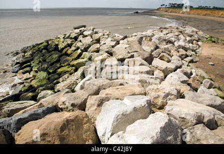 Rock corazza barriere per controllo di erosione costiera, Bawdsey, Suffolk, Inghilterra Foto Stock