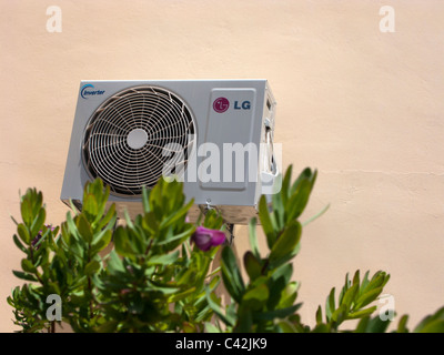 Unità ARIA CONDIZIONATA SU UNA PARETE IN GRECIA Foto Stock