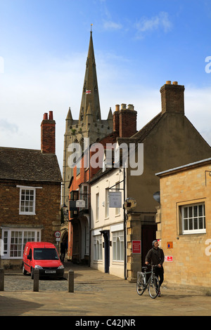 Oakham, il capoluogo della contea di Rutland. Uno stretto vicolo conduce al XIV secolo Chiesa di Tutti i Santi. Foto Stock