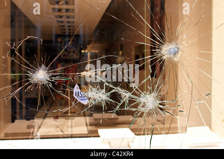 Conseguenze dell'anarchico rampage giù Piccadilly durante il mese di marzo per l alternativa Foto Stock