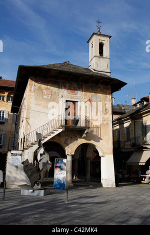 Il Palazzo del Broletto a Orta San Giulio piazza principale Foto Stock