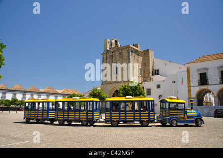 Treno turistico che passa la Cattedrale di Faro, Largo da Sé, Città Vecchia, Faro, distretto di Faro, regione di Algarve, PORTOGALLO Foto Stock