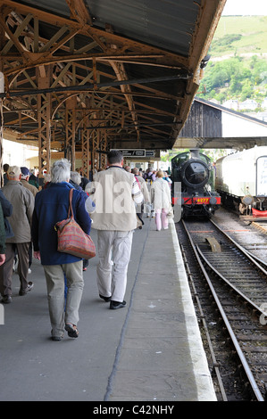 Passeggeri a piedi lungo la piattaforma alla stazione kingswear dopo arrivano da Paignton Devon England Regno Unito Foto Stock
