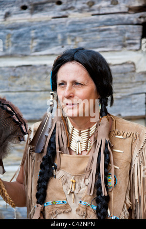 Donna vestita come Native American Indian educa i visitatori di Billie Creek Village a Rockville in Parke County, Indiana, STATI UNITI D'AMERICA Foto Stock