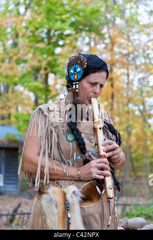 Donna vestita come Native American Indian riproduzioni fatte a mano flauto in legno a Billie Creek Village in Rockville, Indiana, STATI UNITI D'AMERICA Foto Stock