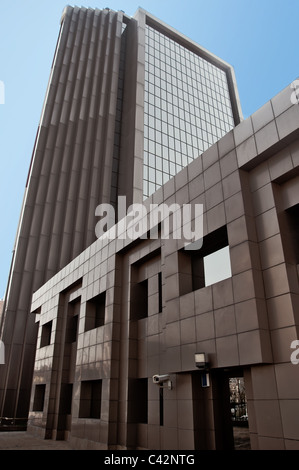 Vista centrale della banca locale contro il cielo blu Foto Stock