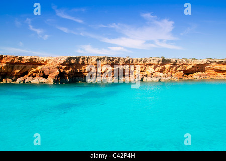 Formentera Isola delle Baleari dal mare della costa ovest le montagne rosse Foto Stock