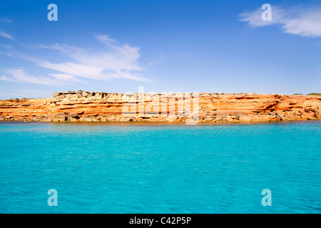 Formentera Isola delle Baleari dal mare della costa ovest le montagne rosse Foto Stock