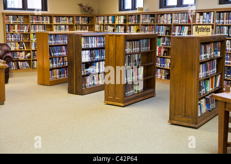 Libri riempire gli scaffali di una piccola biblioteca comunale in Rockville, Indiana, STATI UNITI D'AMERICA Foto Stock