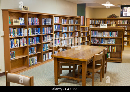 Libri riempire gli scaffali di una piccola biblioteca comunale in Rockville, Indiana, STATI UNITI D'AMERICA Foto Stock