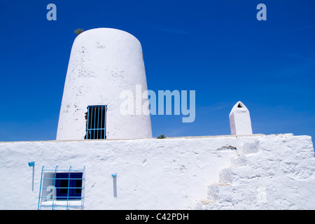 Bianco antico mulino a vento sale mulino in Formentera Isole Baleari Spagna Foto Stock