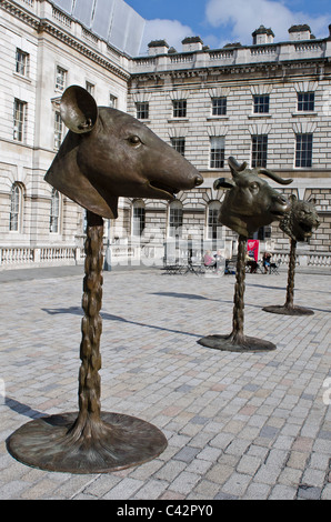 Ai Weiwei fa parte del cerchio di bronzo di animali dello zodiaco cinese sculture Somerset House, Londra. 2011 Foto Stock