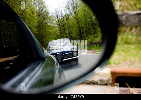 Su una trasmissione con un vintage Alfa Romeo Foto Stock