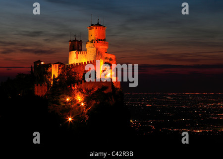 Repubblica di San Marino, Città di San Marino, Torre guaita al crepuscolo Foto Stock