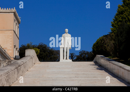 Statua di ex Primo Ministro greco Charilaos Trikoupis al di fuori del parlamento greco a Atene, Grecia Foto Stock