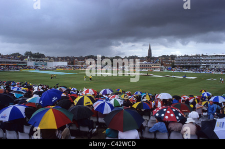 Gli spettatori si ripara dalla tempesta durante l'Inghilterra v Australia cricket test match a Headingley Leeds Yorkshire Regno Unito Foto Stock