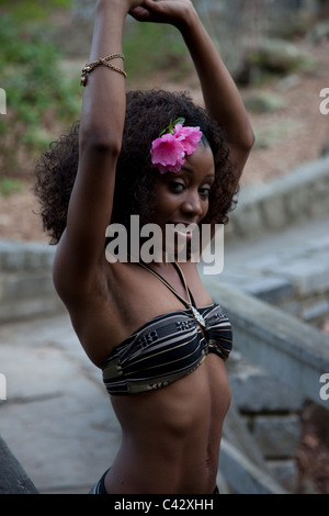 Piuttosto nero donna in costume da bagno Foto Stock