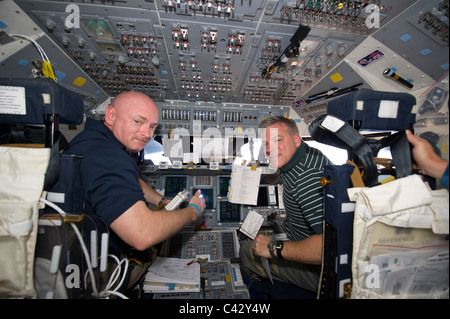 Gli astronauti della NASA Mark Kelly (L) e Greg H. Johnson sulla navetta spaziale Endeavour attracco alla Stazione Spaziale Internazionale Foto Stock