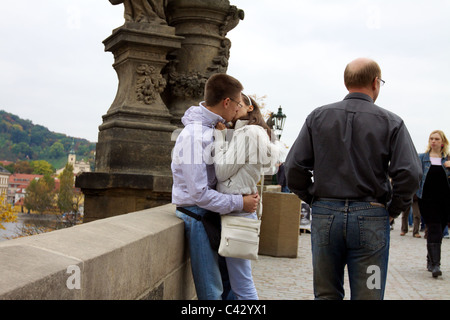 Un paio di baciare sul Ponte Carlo a Praga Foto Stock