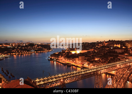 Il ponte D. Luis io e il fiume Douro, Porto (Patrimonio Mondiale UNESCO), Portogallo Foto Stock