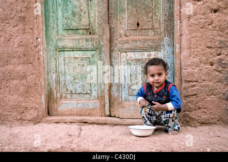 I bambini, la città vecchia di Mut, Dakhla Oasis, Egitto Foto Stock