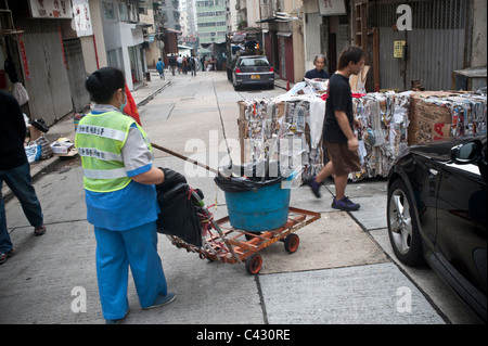 Tai Ping Shan street in Sheung Wan. Sheung Wan è un tradizionale vecchio quartiere al confine con il centro di Hong Kong. Foto Stock