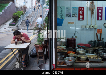 Tai Ping Shan street in Sheung Wan. Sheung Wan è un tradizionale vecchio quartiere al confine con il centro di Hong Kong. Foto Stock
