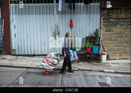 Tai Ping Shan street in Sheung Wan. Sheung Wan è un tradizionale vecchio quartiere al confine con il centro di Hong Kong. Foto Stock