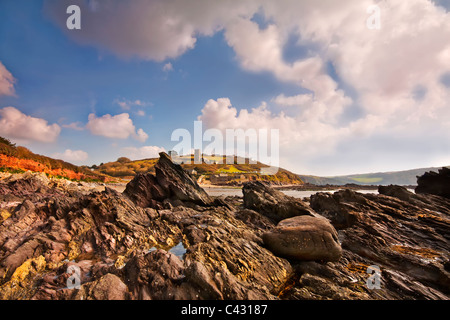 Rocky vista verso la Baia di Wembury chiesa Foto Stock