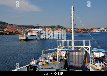 Traghetti a va e vieni da Palau ,a La Maddalena,(in vista) Sardegna, Italia Foto Stock