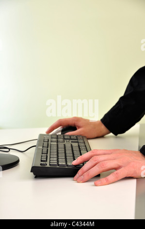 L'uomo la digitazione sulla tastiera di close-up Foto Stock