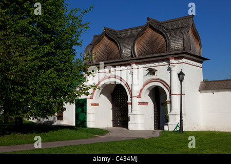 Il XVII secolo salvatore di gate (gate Spasky) all'Kolomenskoe Estate a Mosca, Russia Foto Stock