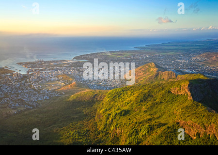 Port Louis e Oriente Maurizio, vista da Le Pouce di picco, Mauritius, Oceano Indiano Foto Stock