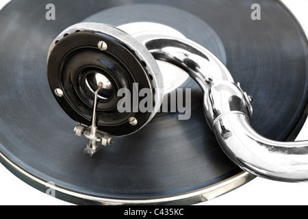 Antique old player (gramophone) isolato su sfondo bianco Foto Stock